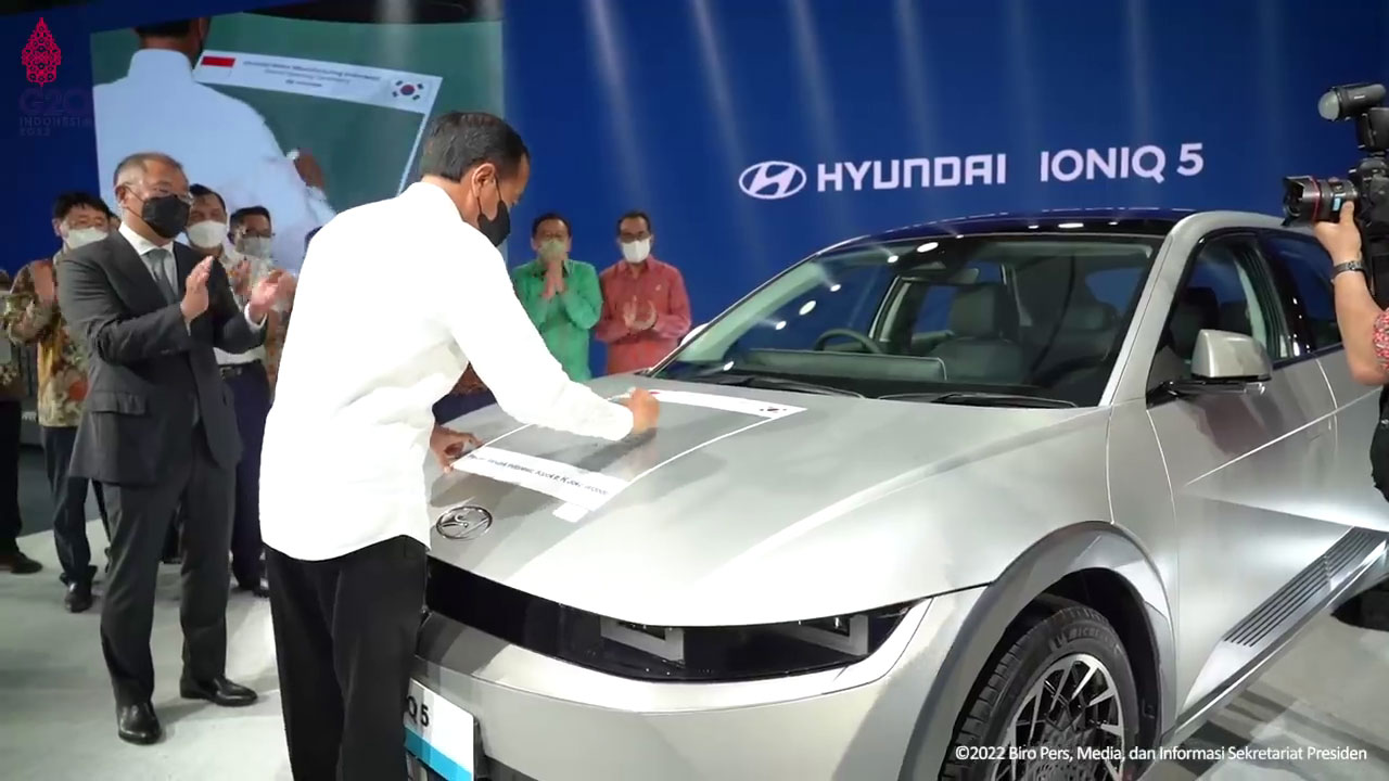 Luar Biasa Penampakan Jokowi Tanda Tangan Di Kap Mobil Listrik Hyundai